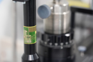 Abb. 1: System-in-Foil mit ultradünnem Siliziumchip und elektrischer Kontaktierung mit Inkjetdruck (Fotos: Hahn-Schickard)