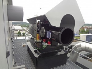 „Unter der Haube“: Der neue Abluftwäscher Airtop KS-H auf dem Dach der Koos Edelmetalle GmbH in Renningen