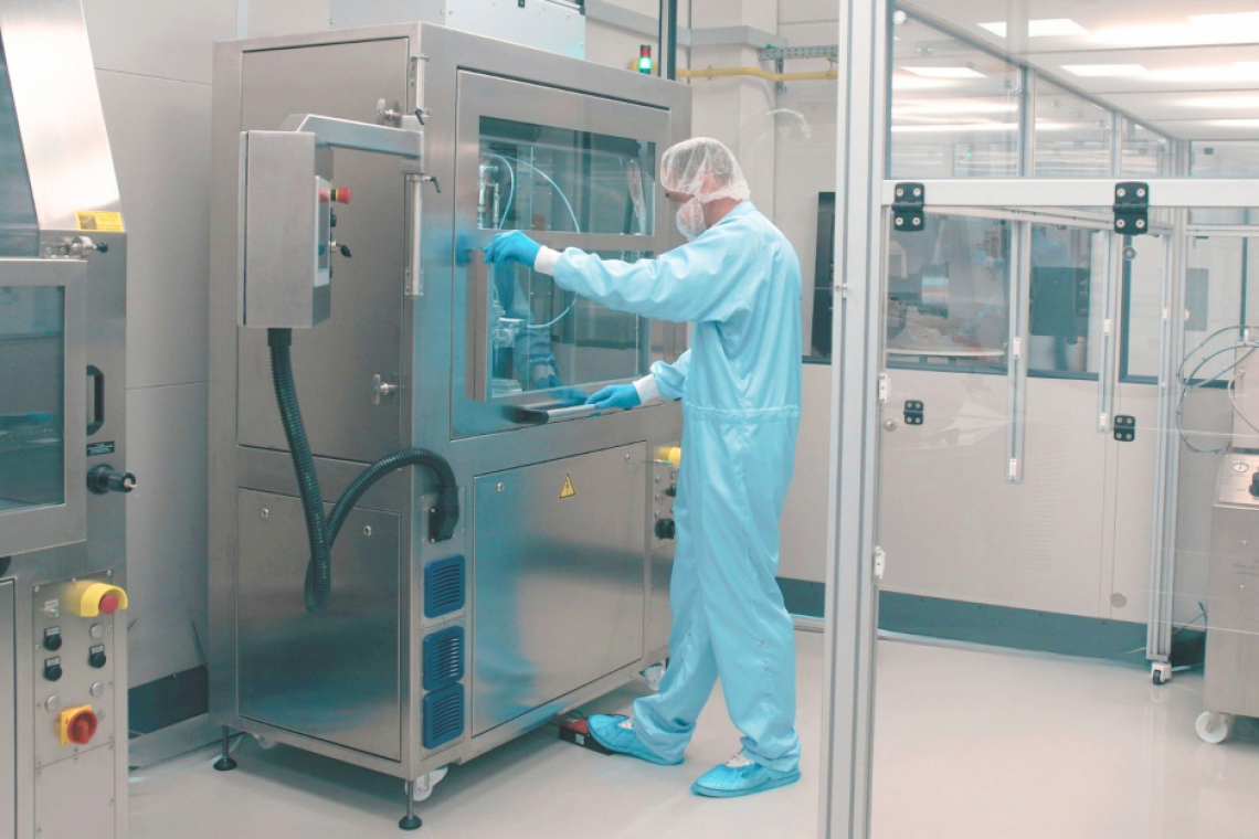 Bauteilreinigung mit Schneestrahltechnologie – Reinraum-Technikum für Reinigungsversuche von Hightech-Bauteilen