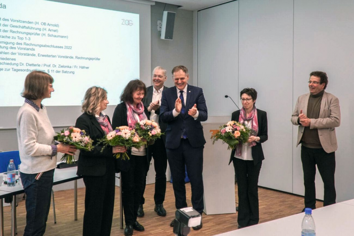Weiterbildung in der Galvanotechnik – Netzwerk für junge Spezialisten: Das Z.O.G. ist erfolgreich mit seinen Aktivitäten und wurde darin bei der Mitgliederversammlung auch bestärkt. Im Bild: Dr. Elke Moosbach, Inge Baumann, Ulrike Häfner, Dr. Andreas Zielonka, OB Richard Arnold, Sandra Ettle und Erich Arnet (v.l.n.r.)
