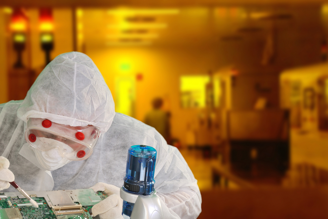 Techniker mit Ganzkörperoverall bei der Elektroniksäuberung im Reinraum (Bild: Gerhard Seybert/AdobeStock)