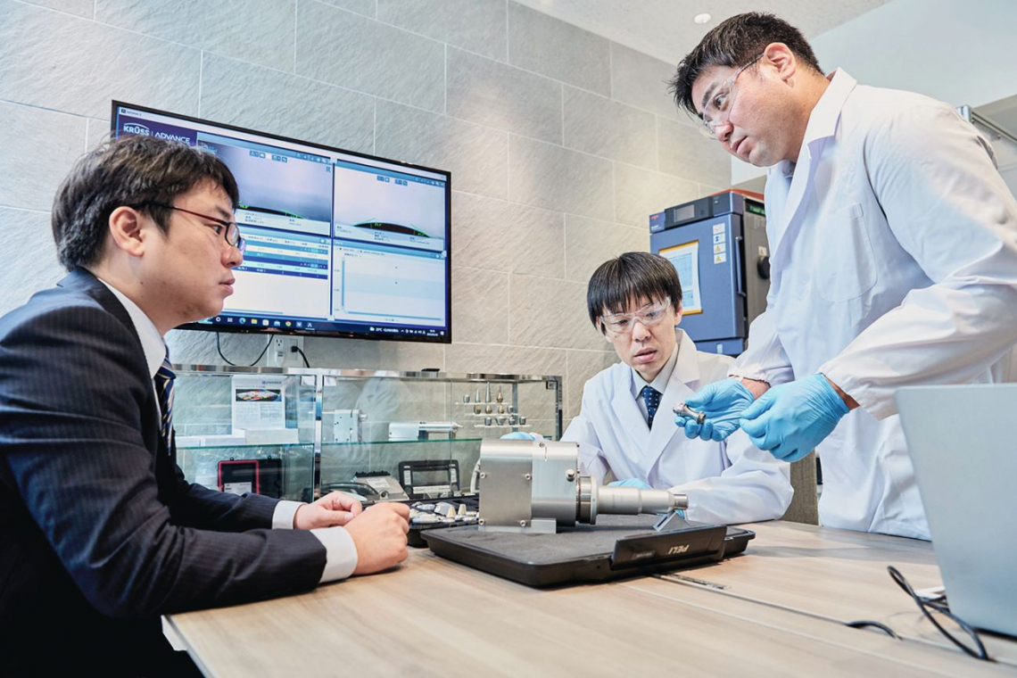 Bei Vor Ort Materialtests werden die Ergebnisse der Plasmabehandlung gemeinsam mit den Kunden ausgewertet und analysiert - Foto: Plasmatreat GmbH