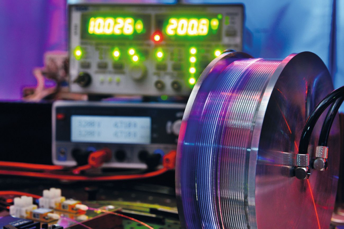 Laboraufbau des Thulium-dotierten Faserverstärkers für das Einstein-Teleskop am Fraunhofer ILT in Aachen