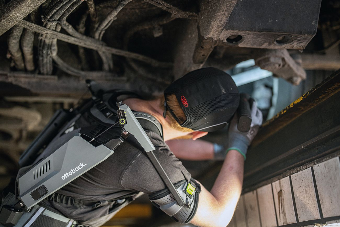 MAN setzt auf Exoskelette für Werkstätten