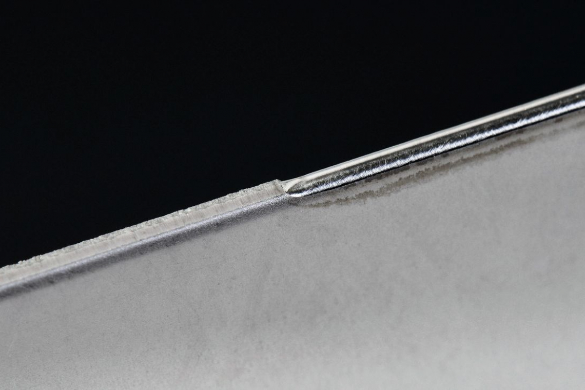 BearbeitungsgeschwinBeim Laserentgraten bilden sich glatte, runde Kanten, die sowohl Schnittverletzungen als auch Kabel- und Oberflächenbeschädigungen vorbeugen (Foto: Fraunhofer ILT, Aachen)