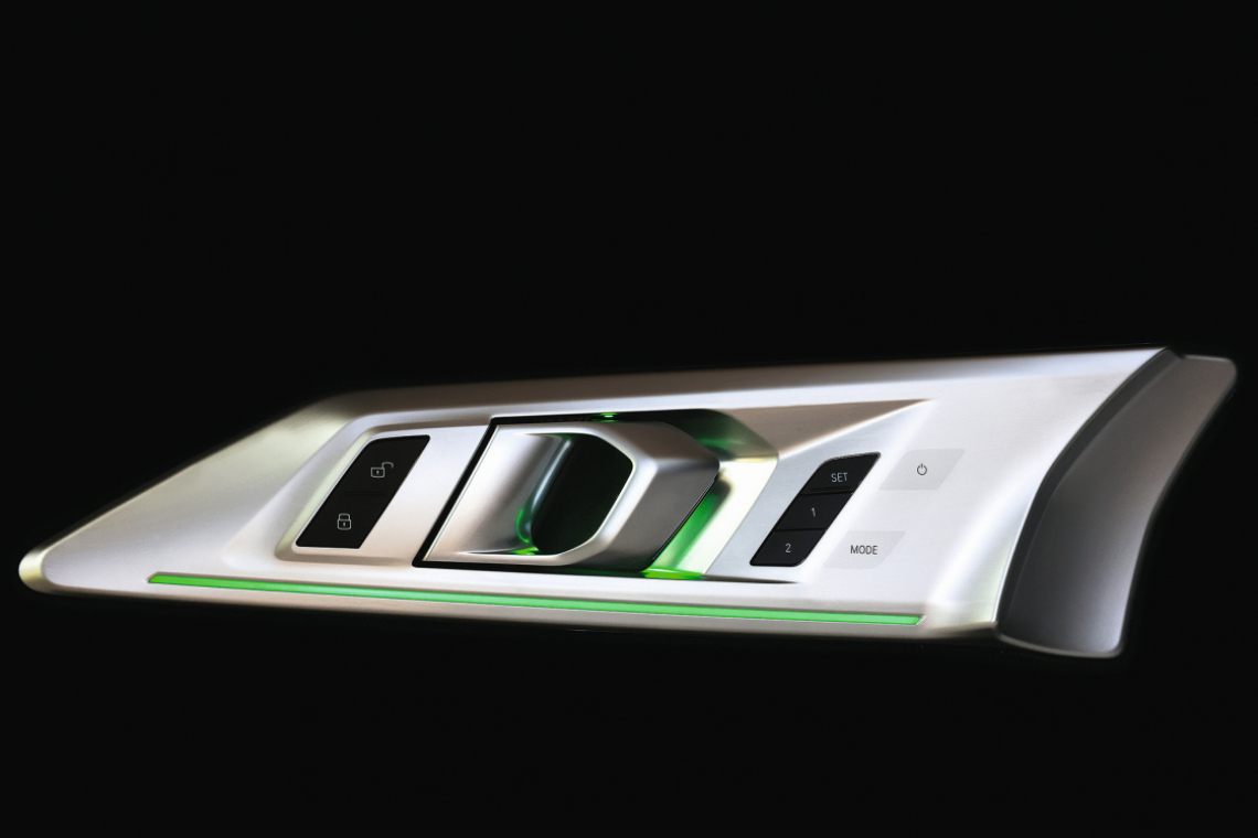 Technologiedemonstrator am Beispiel einer BMW Türverkleidung aus remap ABS/PC 4220 REC50 mit 50 % Rezyklatanteil und Touch-Bedienfeldern zur Steuerung der Ambientebeleuchtung (Fotos und Grafiken: BIA)