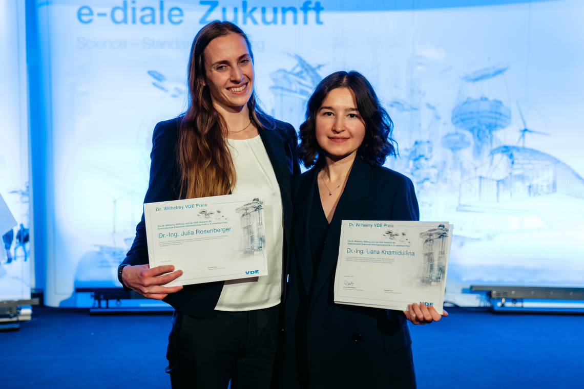 Die Preisträgerinnen Dr. Julia Katharina Rosenberger (l.) und Dr. Liana Khamidullina (r.) (Bild: VDE)