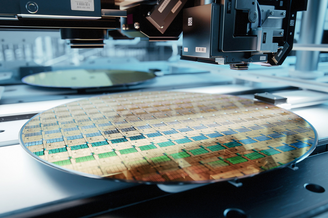 Das Additivsystem IntraCu sorgt für Materialeigenschaften und Kristallstrukturen, die typische Einschränkungen in der Halbleiterproduktion aufheben (Foto: Umicore)