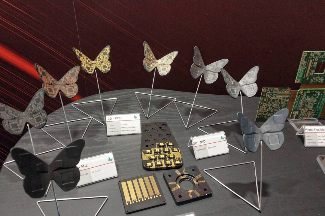 Mitveranstalter Contag zeigte auf der Techvision 2024 in Dresden auch anhand solcher Leiterplatten-Schmetterlinge, welche Möglichkeiten 3D-MID eröffnet