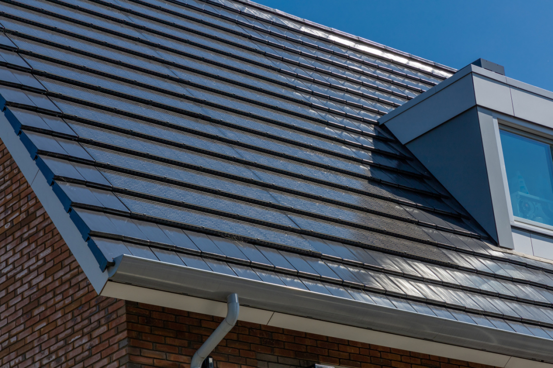 Solardachziegel sind eine ästhetische Alternative zu großformatigen Panels – hier auf einem niederländischen Haus