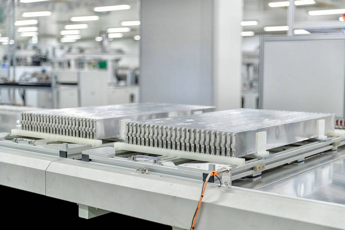 Abb. 1: BYDs 2nd-Generation-Blade-Batterie soll im ersten Halbjahr 2025 auf den Markt kommen; die Short-Blade-2-Batterie soll eine Energiedichte von 160 Wh/kg und die Long-Blade-2-Batterie 210 Wh/kg haben