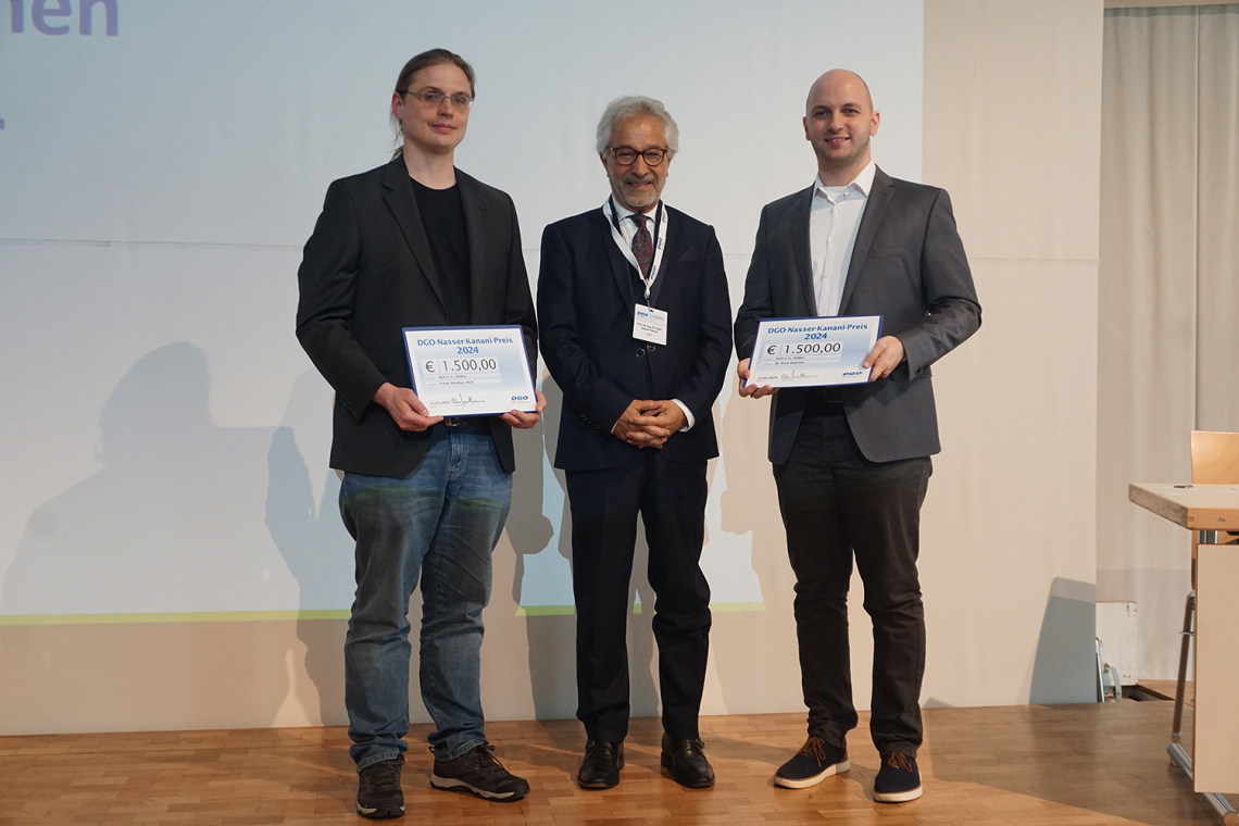 Die Preisträger Frank Simchen (l.) und Dr. René Böttcher (r.) mit Galvanotechnik-Koryphäe Prof. Nasser Kanani (m.) (Foto: Robert Piterek)