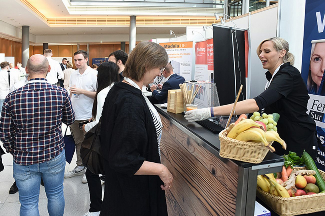 Die Female (Sur)Faces stellten sich erstmals auf den Oberflächentagen vor. Bei der Industrieausstellung warben sie auch mit einem Stand für Smoothies für sich - (Fotos: Sven Hobbiesiefken)