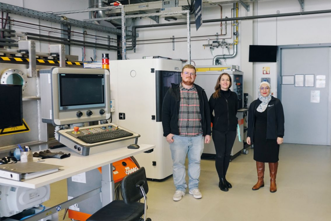 Materialforschung mit 3D-Druck und Thermischem Spritzen: Jonas Wölfel, Agata Kulig und Dr.-Ing. Haneen Daoud (v.l.n.r.) - (Fotos: Robert Piterek)