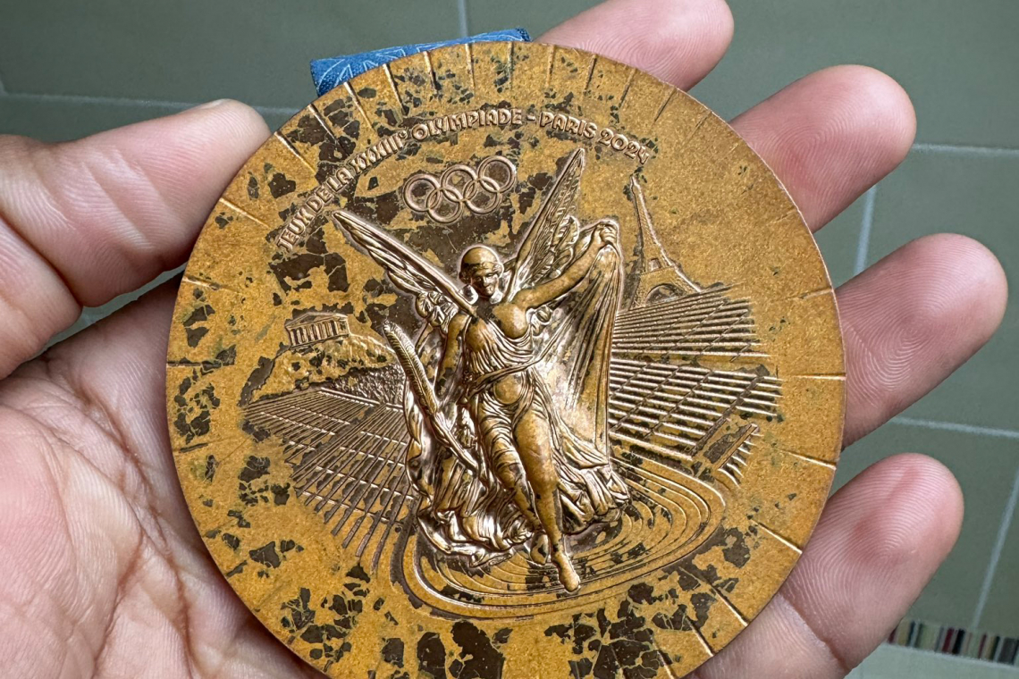 Auf X teilte Yohann Ndoye-Brouard ein Bild seiner Medaille, die eines halbes Jahr nach der Verleihung so aussieht (Foto: Privat)