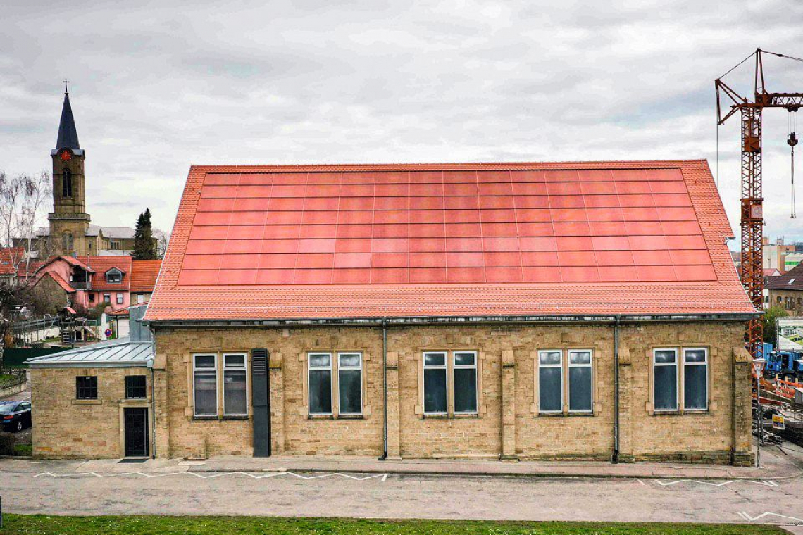 Historisches Gebäude in Eppingen mit einer roten, ins Dach integrierten Photovoltaik-Anlage. Eine homogene Integration von Photovoltaik steigert deren Akzeptanz  - (Foto: Fraunhofer ISE / Foto: Sarah de Carvalho)