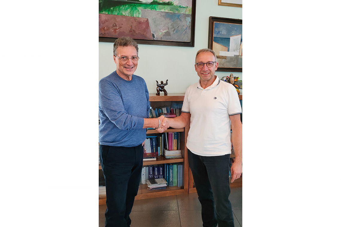 Antonio Zaffarami (ELES S.P.A.) und Prof. Dr. Harald Kuhn (Fraunhofer ENAS) freuen sich über ihre Kooperation (Bild: ELES S.P.A.)