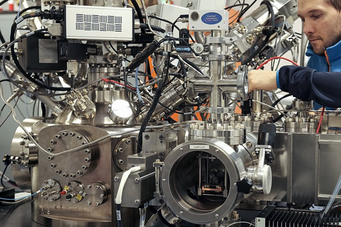 Im Einzelionenimplanter TIBUSSII (Triple Ion Beam UHV System for Single Ion Implantation) können gezielt einzelne Fremdatome in ein Material eingebracht werden, um beispielsweise Qubits zu erzeugen - (Foto: EFDS B. Schröder / HZDR)