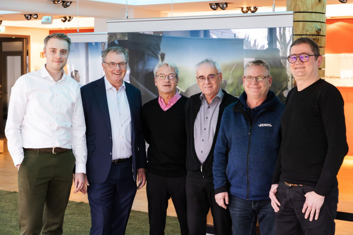 Denios Jubilare: Dominik und Helmut Dennig gratulieren ihren Mitarbeitern Oliver Tacke, Ralf Gaus, Michael Boldt und Oliver Hagemann (v. l. n. r.) - (Foto: Denios)