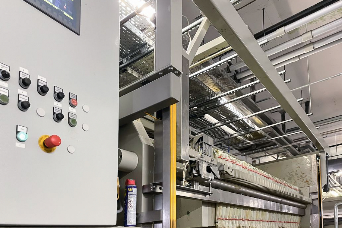 Kammerfilterpresse bei Saxonia. Auf dem kleinen Bild sind die einzelnen Filterkammern zu sehen - (Fotos: Saxonia Galvanik)