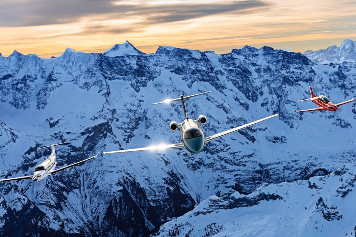Drei Pilatus-Flugzeuge vor dem Massiv der Schweizer Alpen. Die Flugzeugmodelle PC-24, PC-12 und PC-21 sind weltweit begehrt - (Foto: Pilatus)