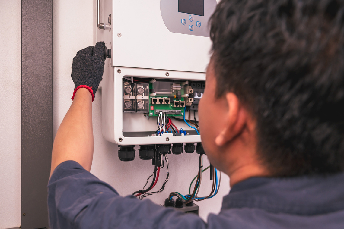 Ingenieur bei der Installation eines Solarwechselrichters (Bild: Adobestock)