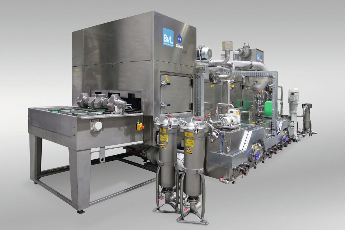 Durchlaufreinigungsanlage für hohe Durchsätze bei kontinuierlichem Materialfluss (Foto: BvL Oberflächentechnik GmbH)