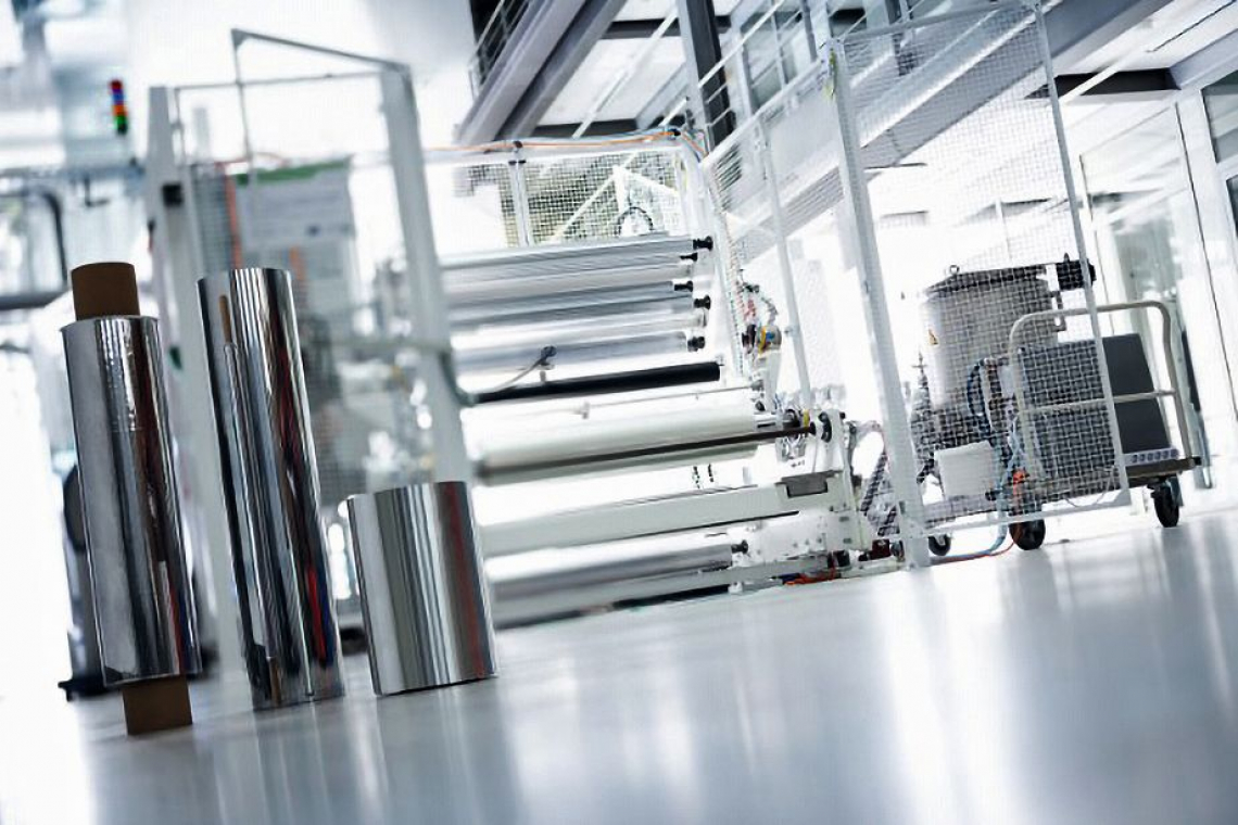Rolle-zu-Rolle Pilotbandbeschichtungsanlage atmoFlex 1250 mit 1200 mm Beschichtungsbreite für die Rolle-zu-Rolle Nano-Imprint-Lithografie (RzR-NIL-Prozess) - (Foto: Fraunhofer FEP, Jan Hosan)