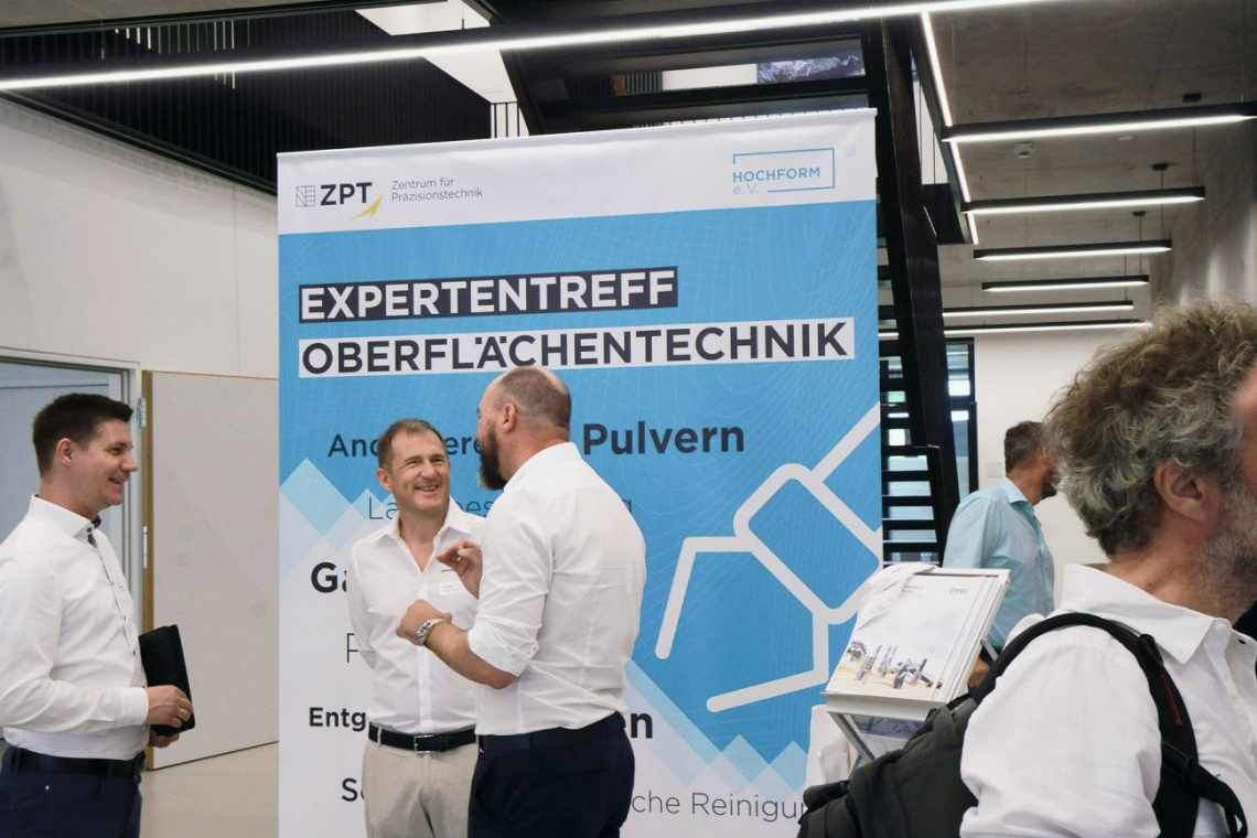 Kompetenz in der Oberflächentechnik bündeln: Darum ging es beim Expertentreff in Pforzheim Ende Juni. Mit dabei viele Unternehmer, etwa Chris Jentner von der Jentner Group (Mitte) - (Fotos: Netzwerk Hochform)