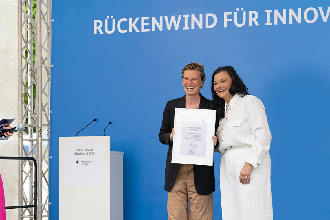 Die ZIM-Urkunde nahm Delta-Geschäftsführerin Dr. Sarah Schmitz von Staatssekretärin Gitta Connemann (r.) auf dem Innovationstag am 5. Juni 2025 in Berlin-Pankow entgegen
