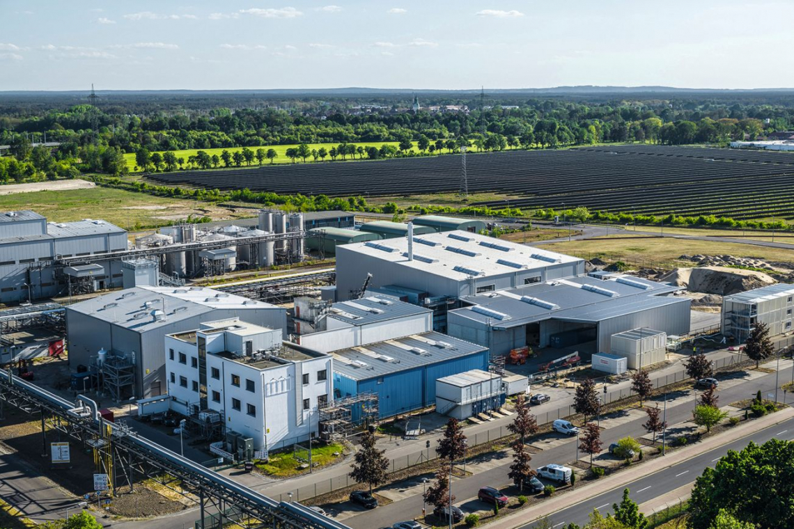 BASF betreibt am Standort Schwarzheide, Deutschland, eine der größten kommerziellen Recyclinganlagen zur Herstellung von Schwarzmasse aus Altbatterien und Produktionsabfall in Europa (Foto: BASF)