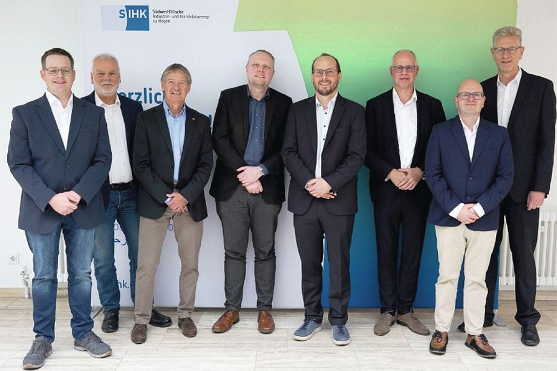 Organisatoren und Referenten (v.l.n.r.): Mark Deimel (Driesch), Claus Hegewaldt (SIHK), Guido Bruch (DGO), Dr. Klaus Wojczykowski (MacDermid­-Enthone), Dr. Peter Schwanzer (Fraunhofer IPA), Jörg Friedrich ­(Car Men), Markus Bauer (Tec Sa Control), Dr. Sven Hering (Metoba) (Foto: BG Iserlohn)