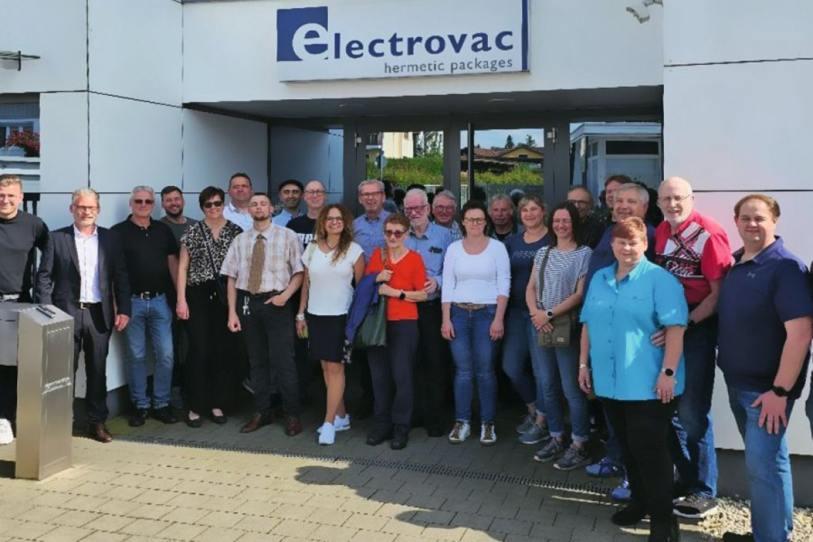 Die Besuchergruppe der BG Nürnberg bei Elektrovac Hermetic Packages, wo auch galvanisch beschichtet wird (Foto: BG Nürnberg)