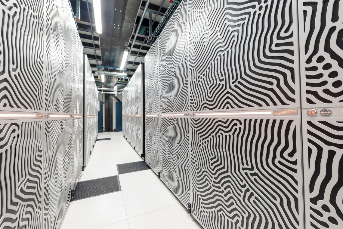 Blick zwischen Racks des Supercomputers Jupiter (Foto: Forschungszentrum Jülich)