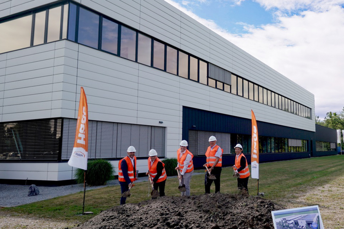 Symbolischer Spatenstich in Kelsterbach - (Bild: Fuji Europe)