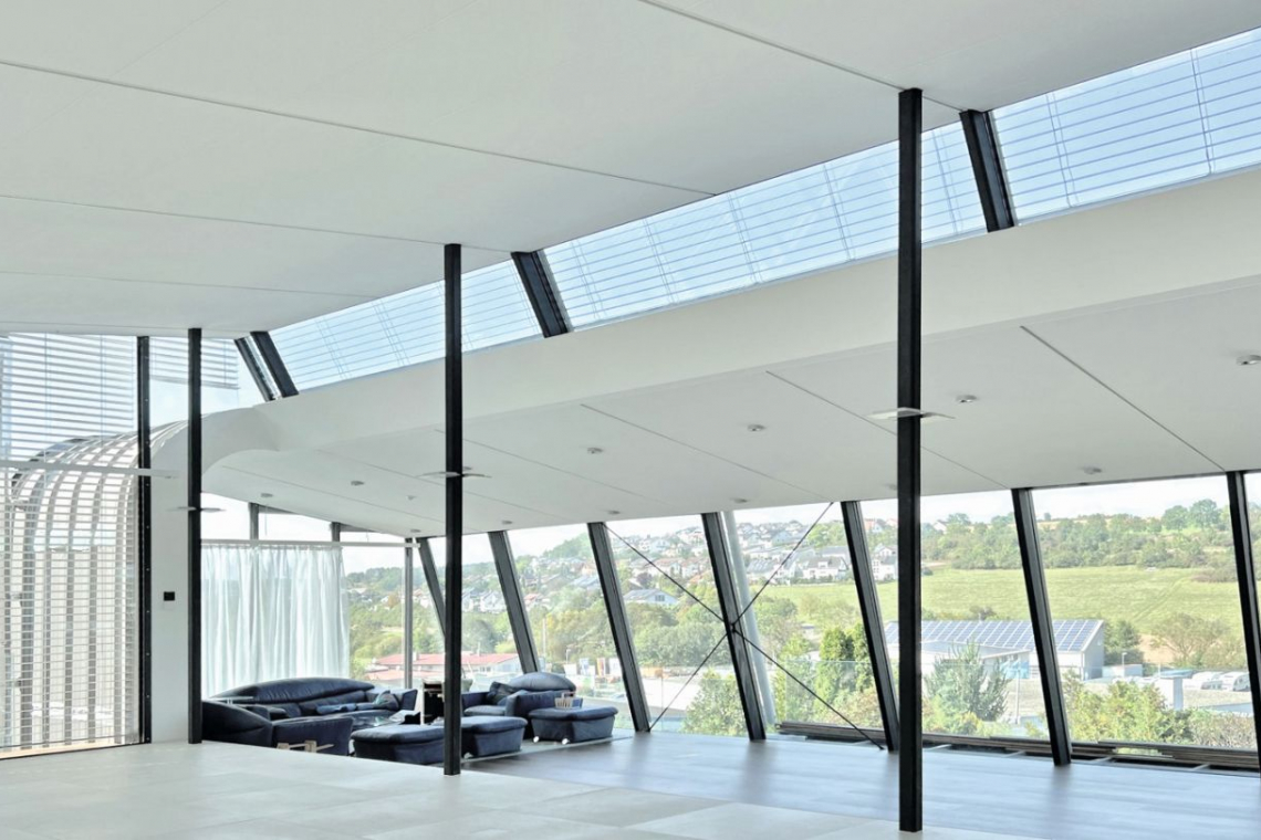 Innenansicht auf das neu errichtete Erweiterungsgebäude von Renz Solutions mit innovativer energieeffizienter Lüftungstechnologie - (Foto: Renz Solutions)