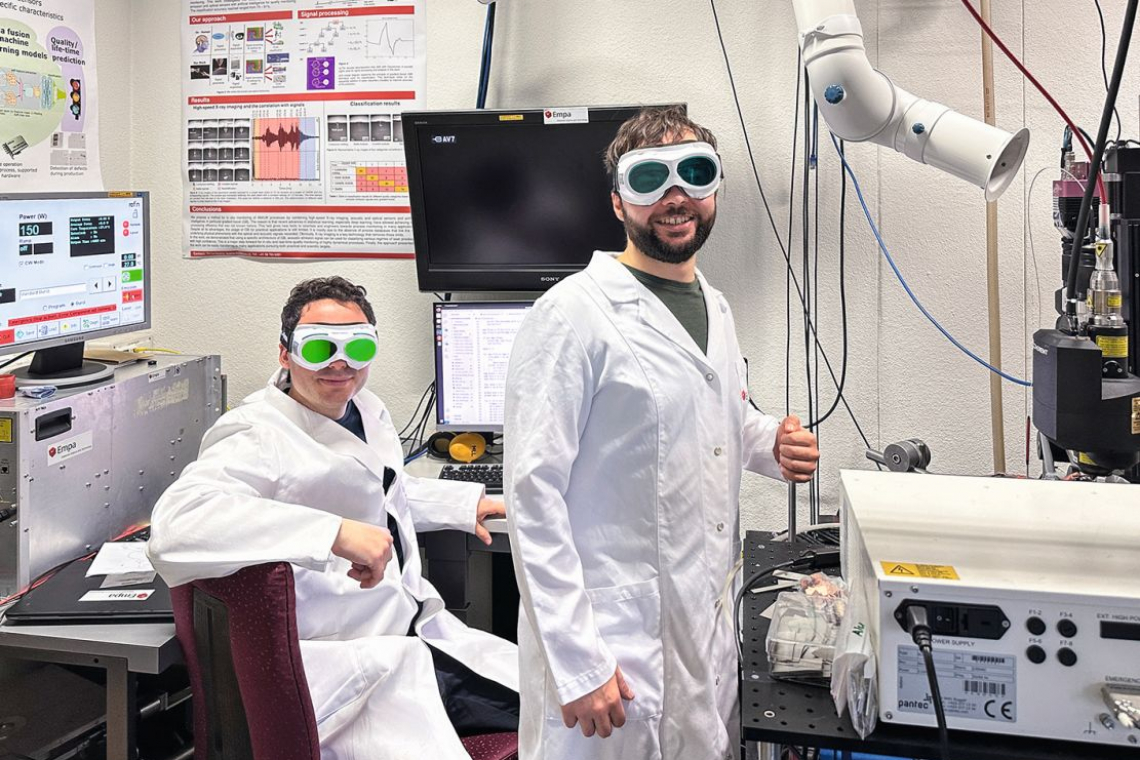 Empa-Forscher Giulio Masinelli (links) und Chang Rajani wollen laserbasierte Verfahren zur Metallverarbeitung zugänglicher machen - (Foto: Empa)