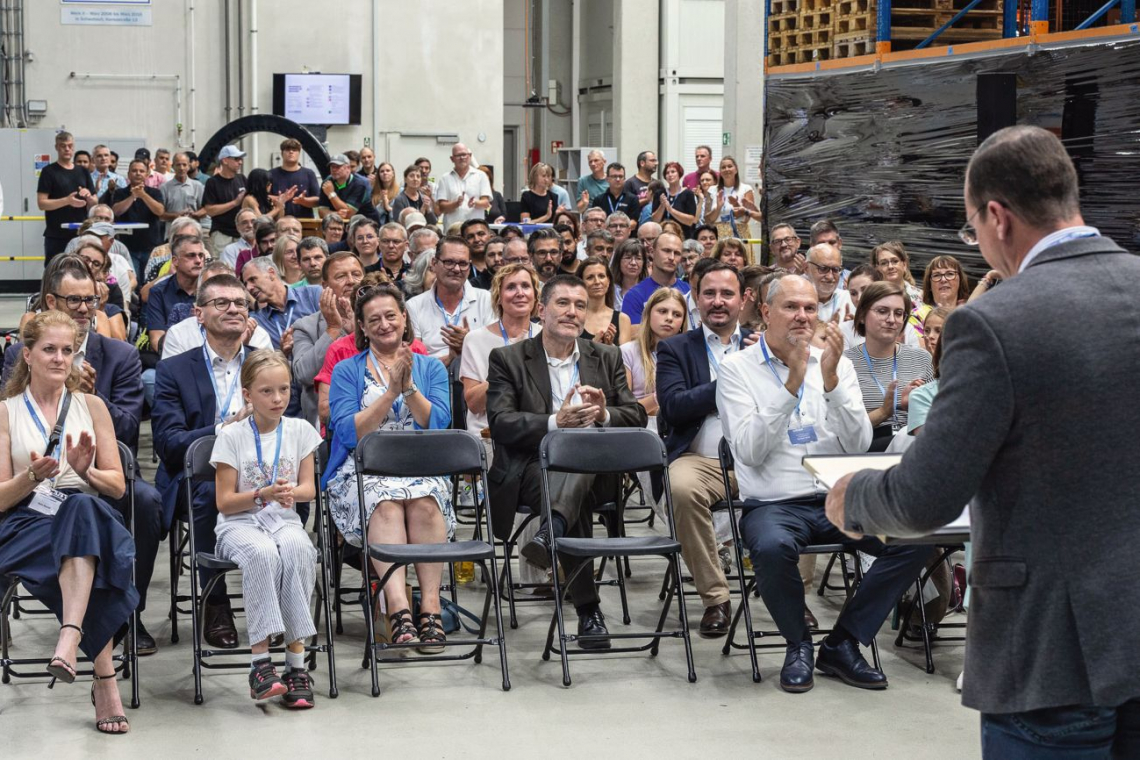 Zur Jubiläumsfeier kamen zahlreiche Mitarbeiterinnen und Mitarbeiter mit ihren Familien. Highlights, nicht nur für Kinder, waren die Gokart-Bahn und die Hüpfburg - (Fotos: DEWE Brünofix)