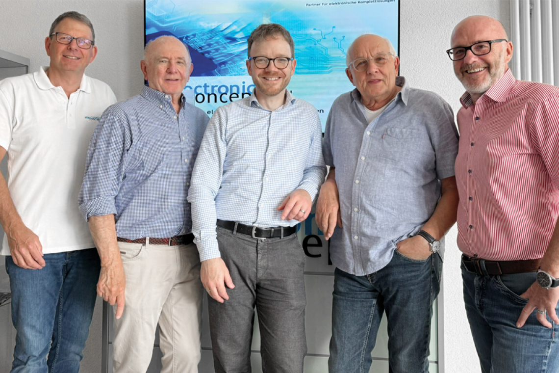 V. l. n. r.: Bernd Muskatewitz (Betriebsleiter, ppa., electronic concept), Gisbert Sänger (bisheriger Inhaber electronic concept), André C. Haiber (Geschäftsführer elbe-Gruppe, nun auch electronic concept), Knut Mehnert (bisheriger Inhaber, electronic concept), Volker Klein (Leiter Verwaltung und Vertrieb, ppa., electronic concept) (Bild: electronic concept)