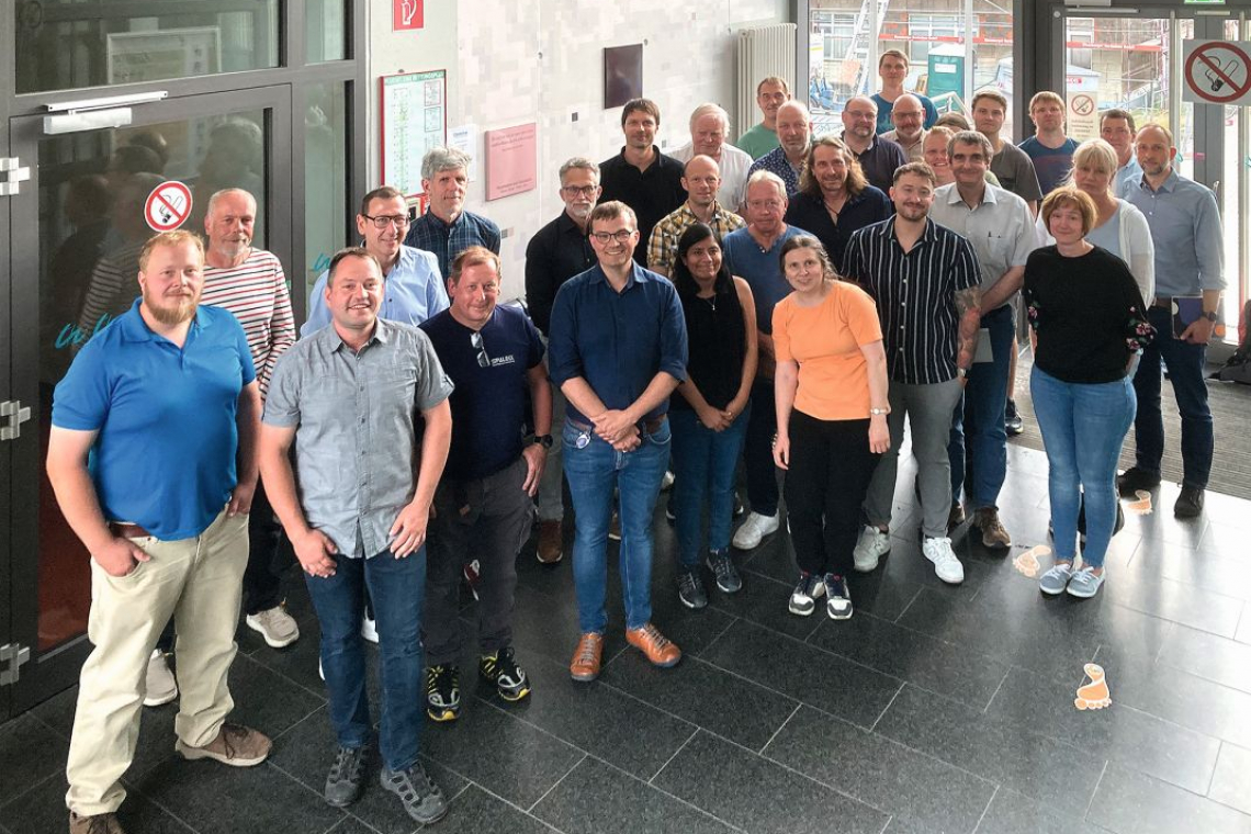  Zum zweiten Mal kombinierte die von Mathias Fritz (3. v. l.) geleitete DGO Bezirksgruppe Thüringen an der Technischen Universität Ilmenau eine Vortragsveranstaltung mit dem Sommerfest. Sponsor war die Gehrener Firma Anlagenbau und Systemtechnik GmbH (A.S.T.) (Foto: Dr. Kutzschbach)