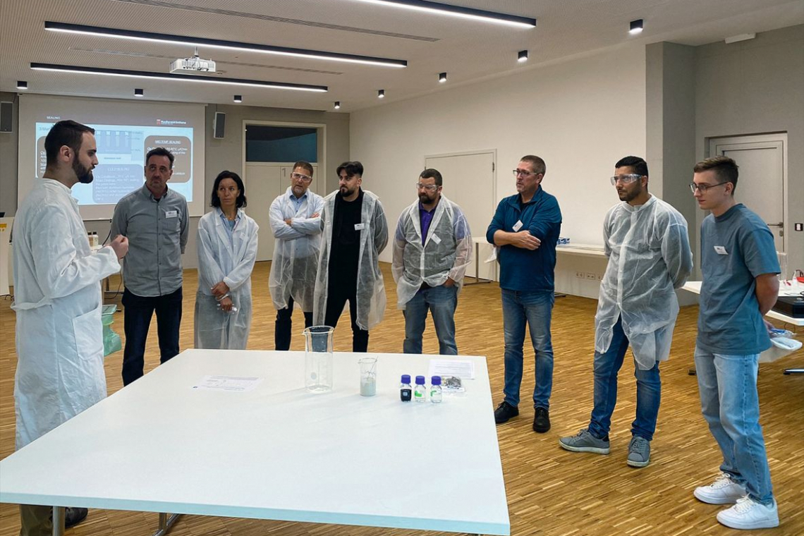 Austausch in kleinen Gruppen beim Labor-Workshop (Foto: VOA e. V.)