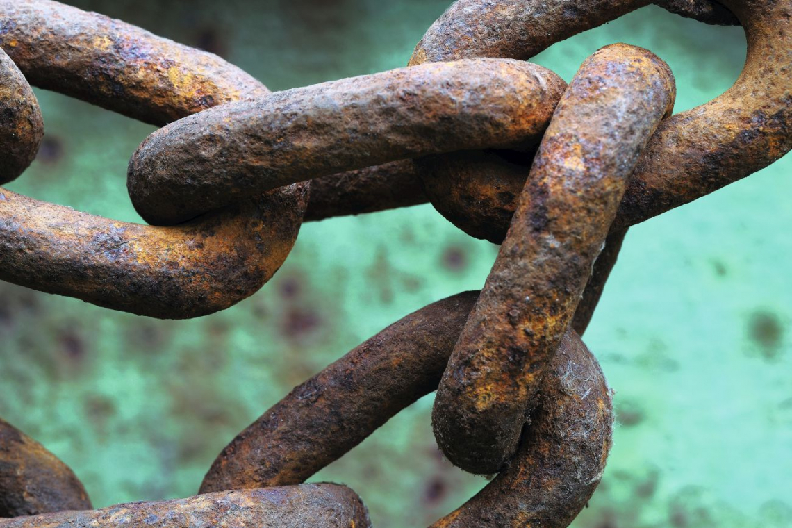 Rusty chain links. This part of our corrosion series deals with the Pourbaix diagram and categorizations of corrosion - (Photo: stock-adobe.com/Leopard)