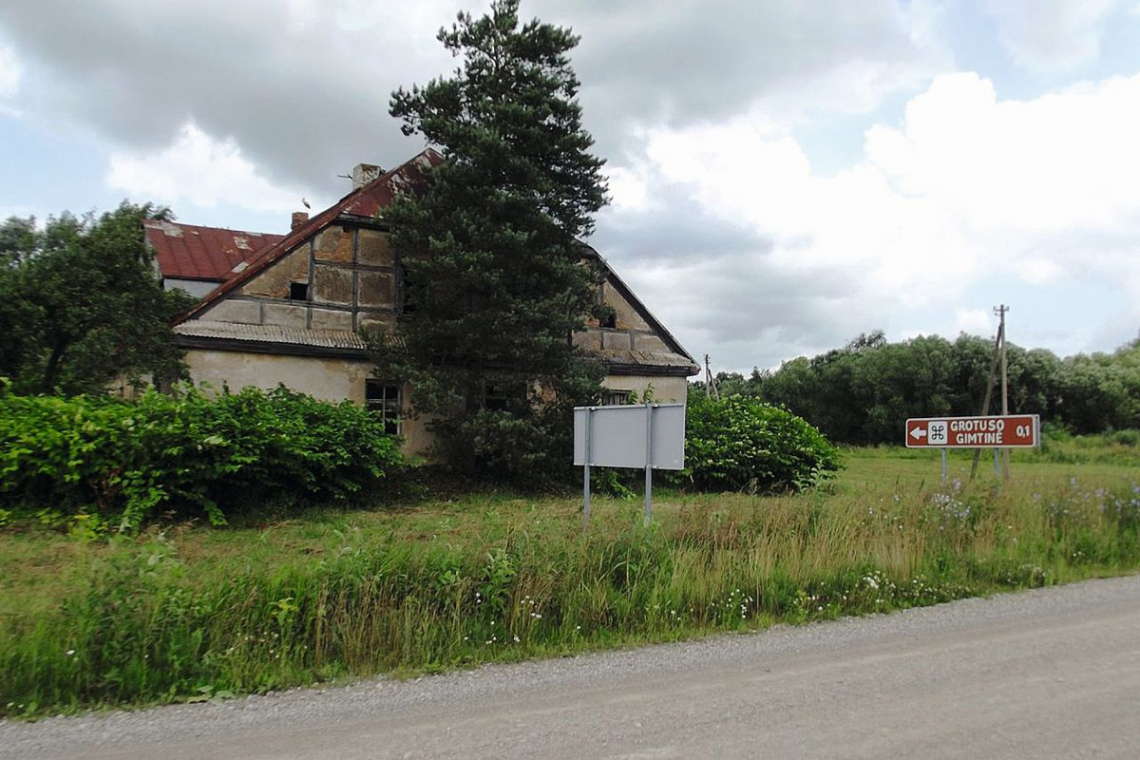 Der Gutshof der Familie ist bis in unsere Zeit erhalten, jedoch in bedenklichem Zustand. Er steht in Geddutz, heute Gedučiai, in Litauen - Die Abbildungen stammen aus Wikimedia Commons