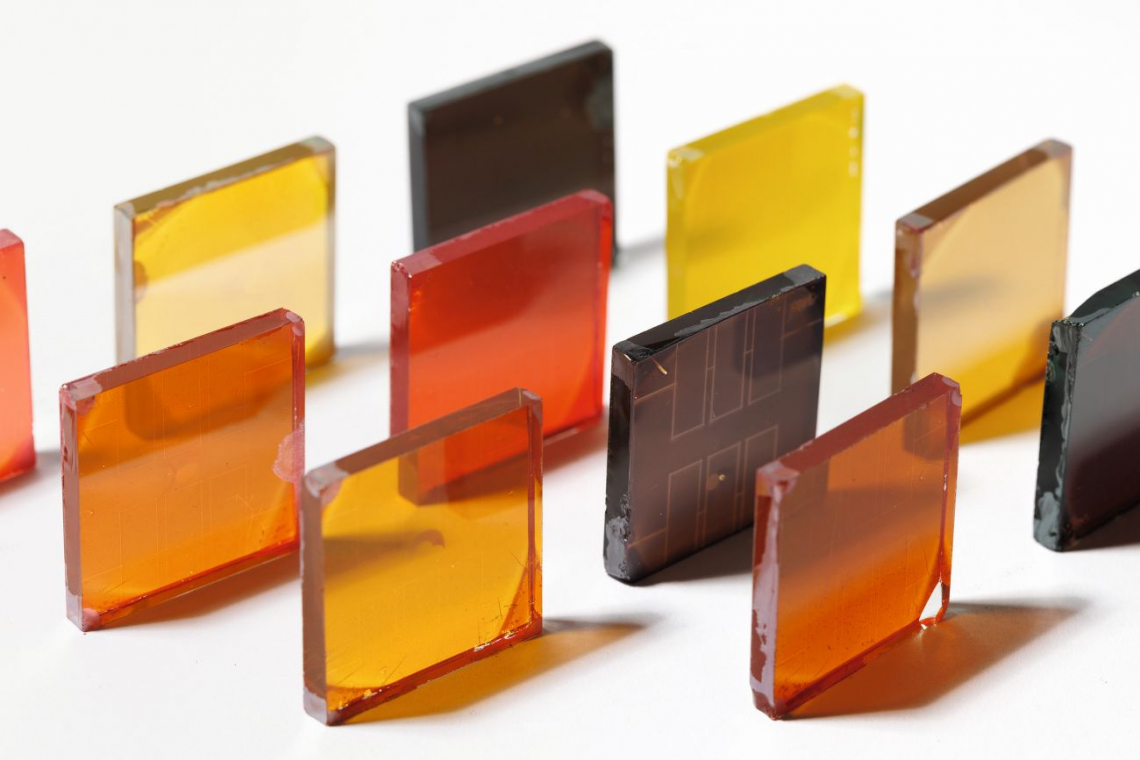 Perowskit-Materialien für Photovoltaikanwendungen kommen in vielfältigen Farben vor, die ihre jeweiligen optischen Eigenschaften widerspiegeln. Dadurch eignen sie sich hervorragend für die Kombination mit anderen Materialien in Mehrfachsolarzellen - (Foto: M.Setzpfandt/HZB)