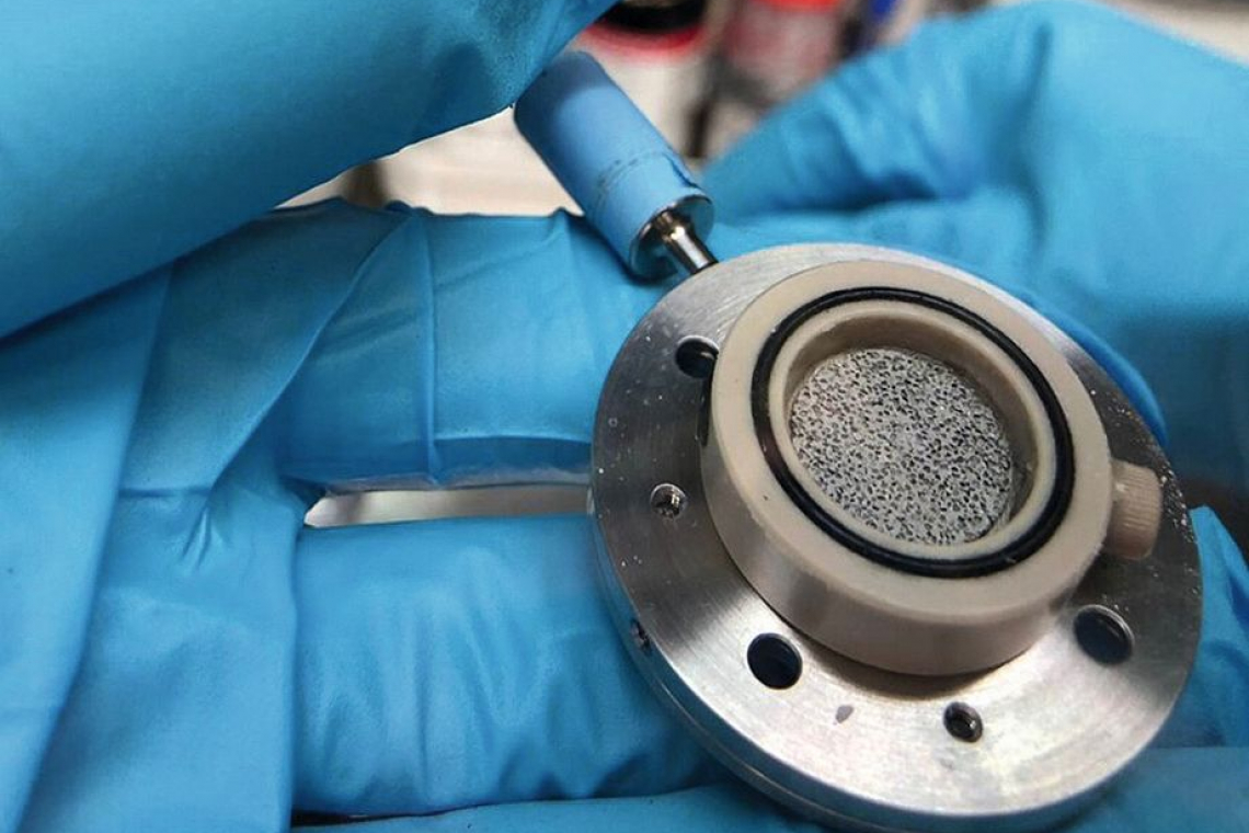 Zinn lässt sich zu einem hochporösen Schaum verarbeiten. Wie dieser Zinn-Schaum (abgebildet) sich als Batterieelektrode verhält, hat ein interdisziplinäres Team am HZB untersucht - (Foto: B. Bouabadi / HZB)