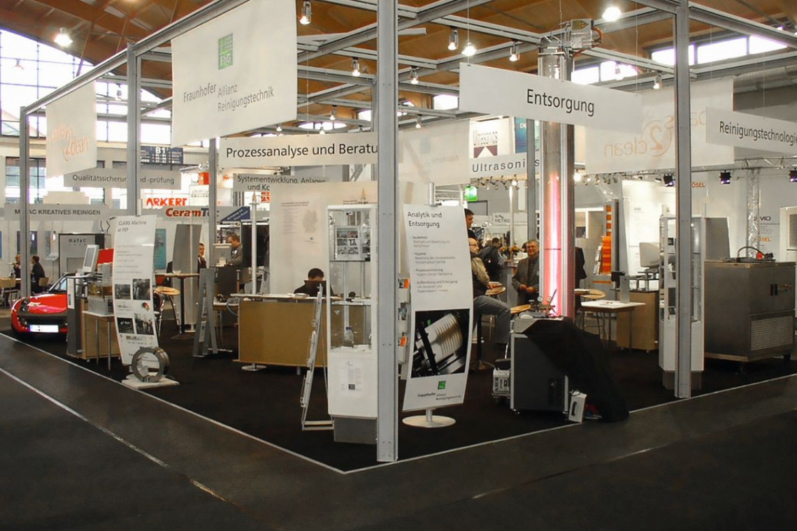 Ein Bild des Messestands des Fraun­hofer Geschäftsbereichs Reinigung auf der ersten Parts2Clean 2003 - (Foto: Fraunhofer Geschäftsbereich Reinigung)