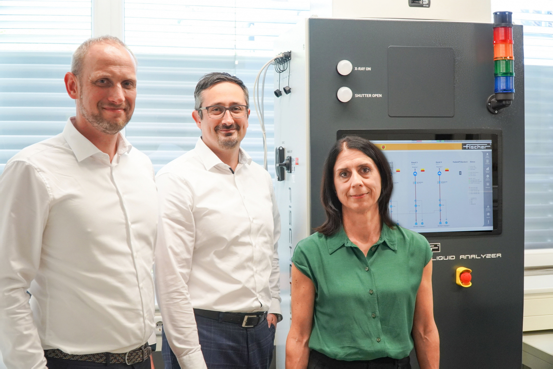 Übergabe des Inline-Messgeräts: Dr. Christian Wuttke, Direktor Forschung und Entwicklung bei Fischer, fem-Institutsleiter Prof. Dr. Holger Kaßner sowie Dr. Heidi Willing, Abteilungsleiterin Elektrochemie/Galvanotechnik/Korrosion beim fem (Foto: Helmut Fischer GmbH)