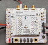 Quantenlichtfabrik ‚on-a-chip‘ – Elektronisch-photonischer Quantenchip in kommerzieller Fertigungsanlage produziert