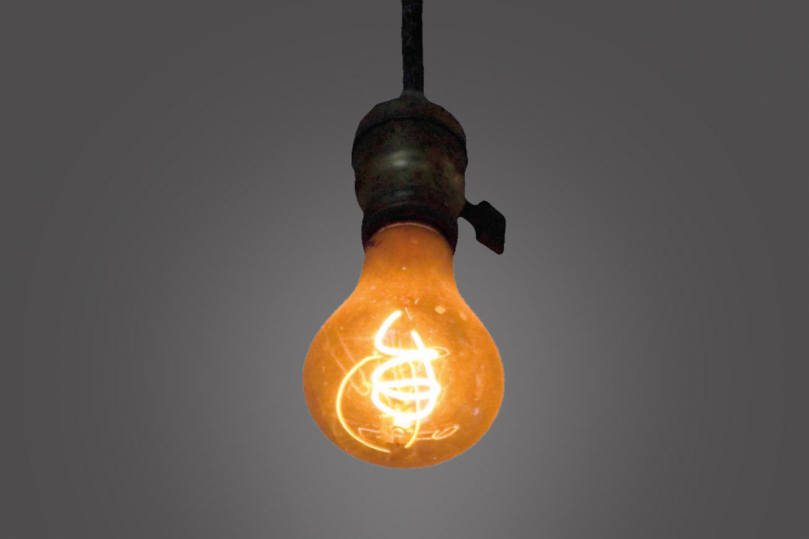 Das Centennial Light (engl. Hundertjähriges Licht) in der Feuerwache ‚Station 6‘ von Livermore, Kalifornien (USA), gilt als leuchtendes Gegenbeispiel zu geplanter Obsoleszenz: Die Kohlefadenlampe wurde in den 1890er-Jahren produziert und brennt seit 1901 – quasi ohne Unterbrechung