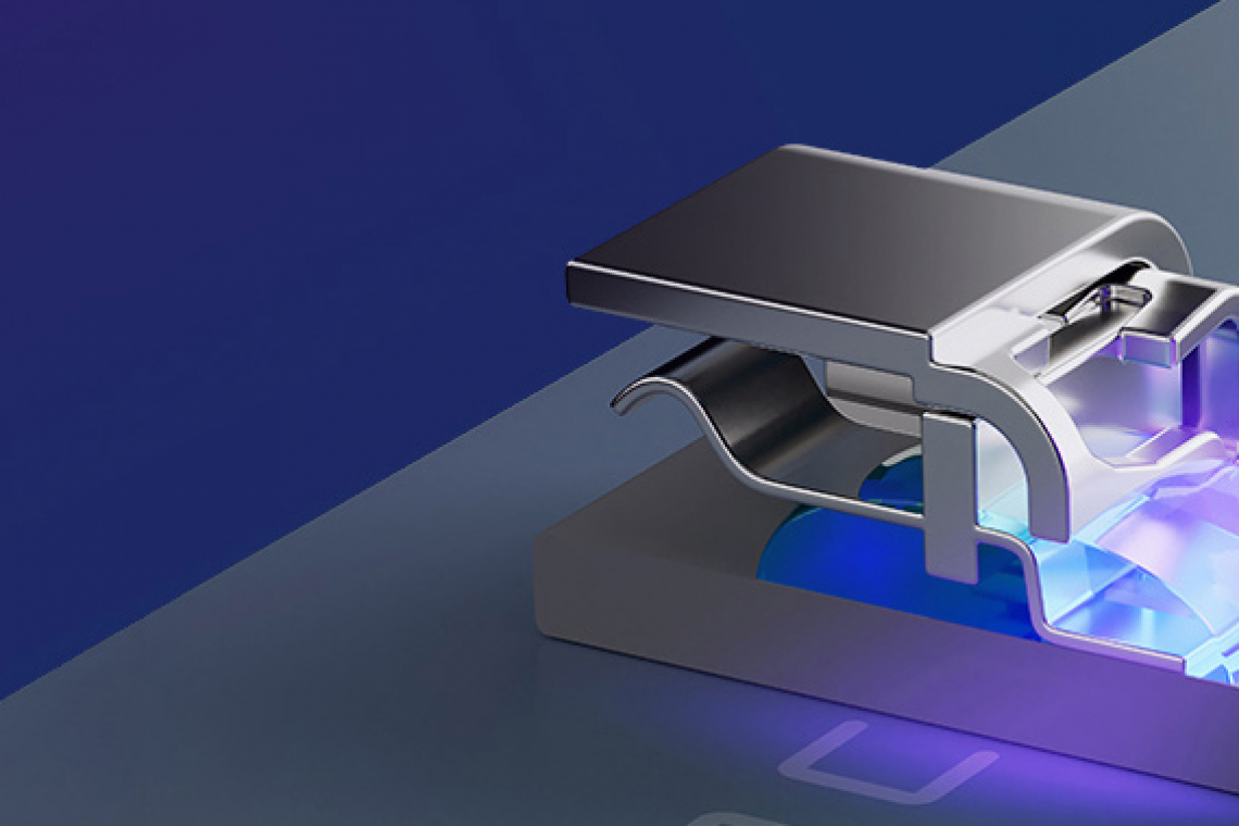 Steckverbindung mit doppelt aushärtendem UV-Klebstoff und LED-UV-Licht (Bild: Hoenle Adhesives)